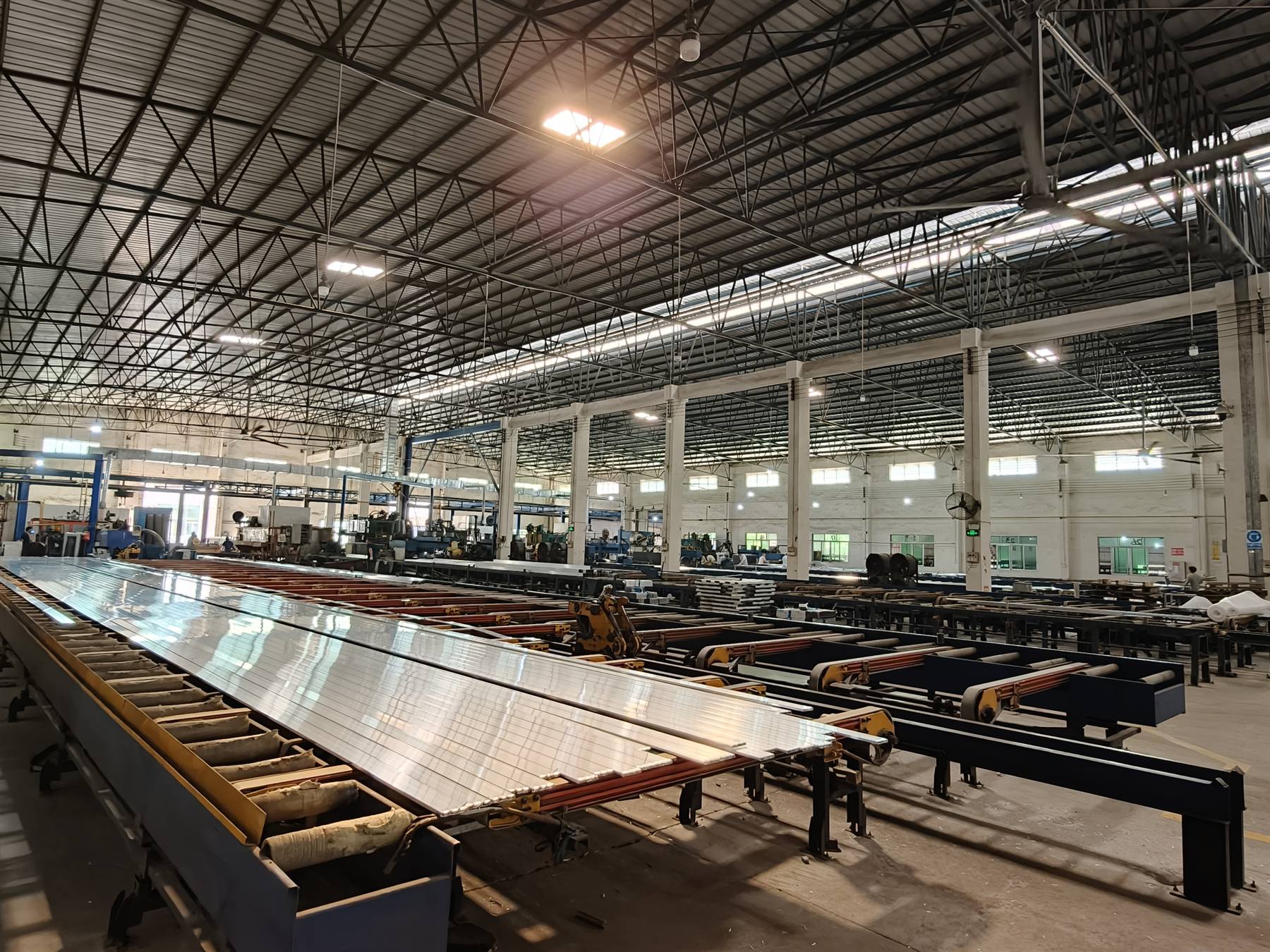 Extrusion press hall with long run-out handling tables