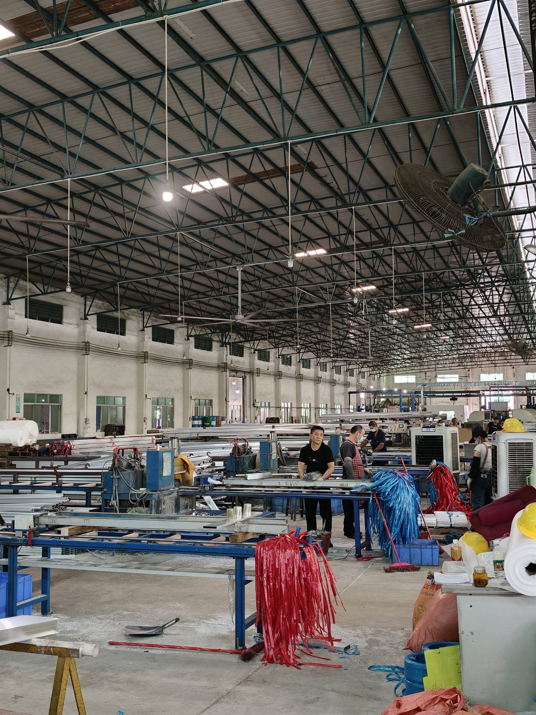 Wide fabrication workshop with component work stations