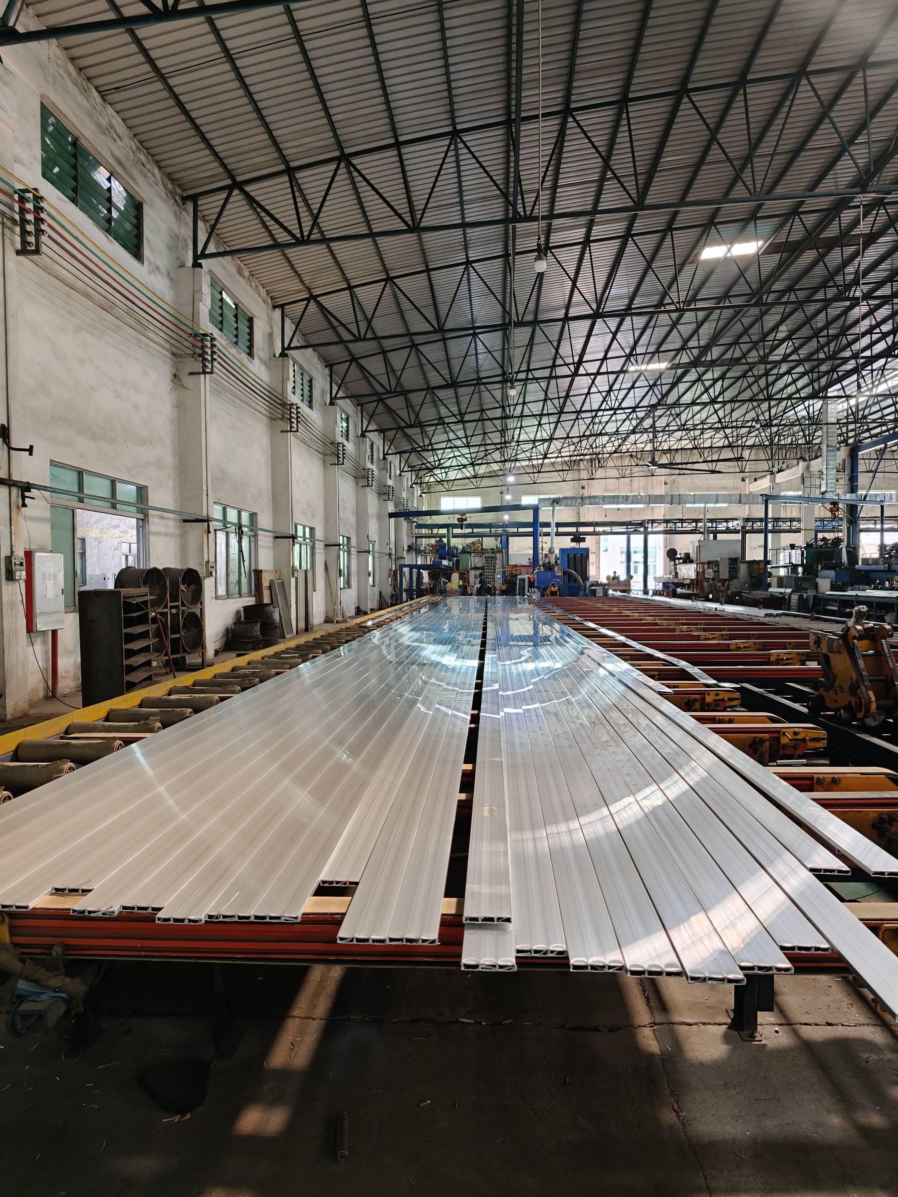 Custom extruded aluminum profiles on the press run-out